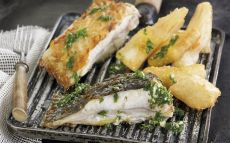 Turbot a la brasa amb iuca fregida, all i julivert