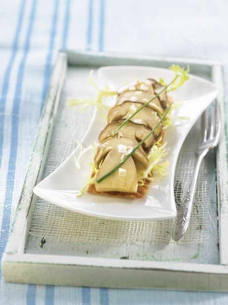 Coca de ceps amb crema de patata trufada