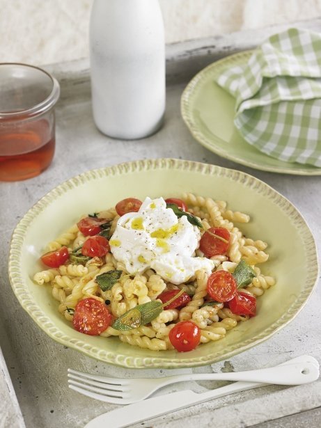 Pasta amb burrata, tomàquets amb oli d'all i pebre amb sàlvia