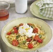 Pasta amb burrata, tomàquets amb oli d'all i pebre amb sàlvia