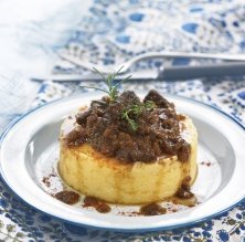 Polenta amb estofat de senglar