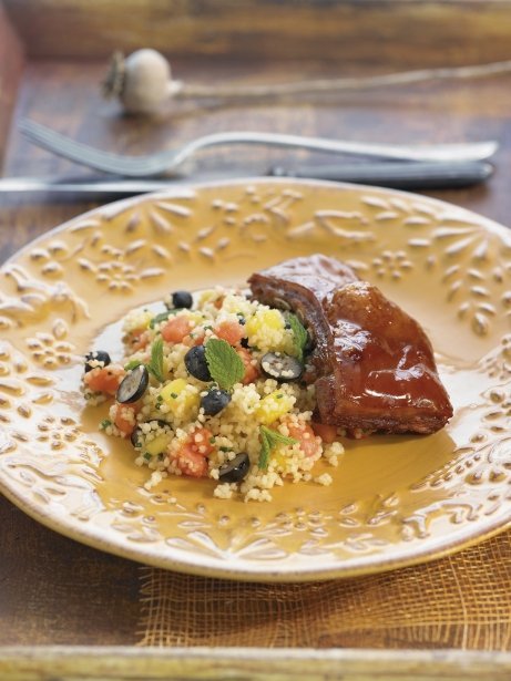 Lechón confitado con cuscús de papaya, mango, arándanos y toronjil