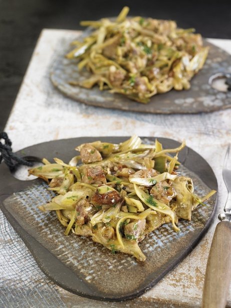 Tortillitas de alcachofas y butifarra de perol