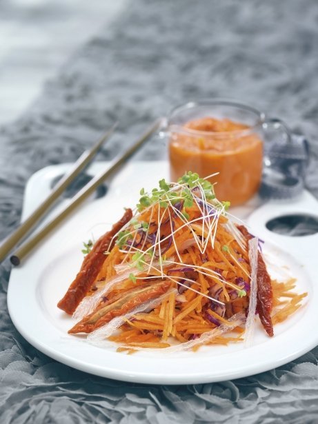 Ensalada de zanahoria, tomates secos y agar-agar