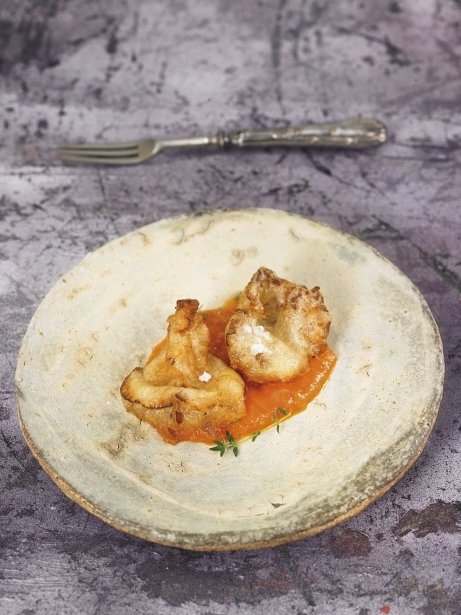 Rebozuelos en tempura con salsa de gazpacho