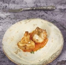 Rebozuelos en tempura con salsa de gazpacho