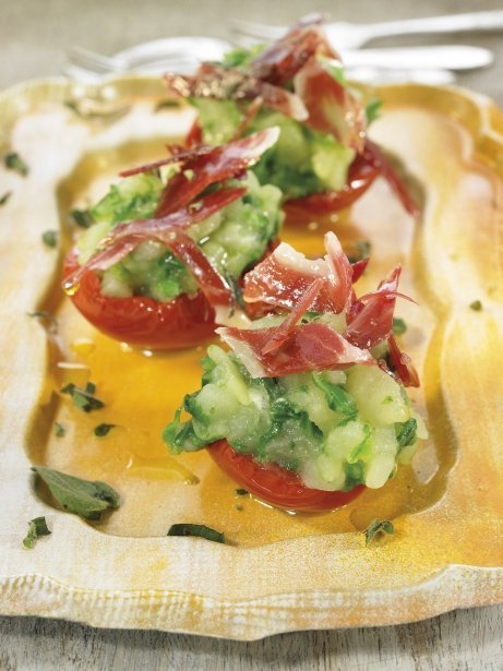 Tomates rellenos de col con jamón