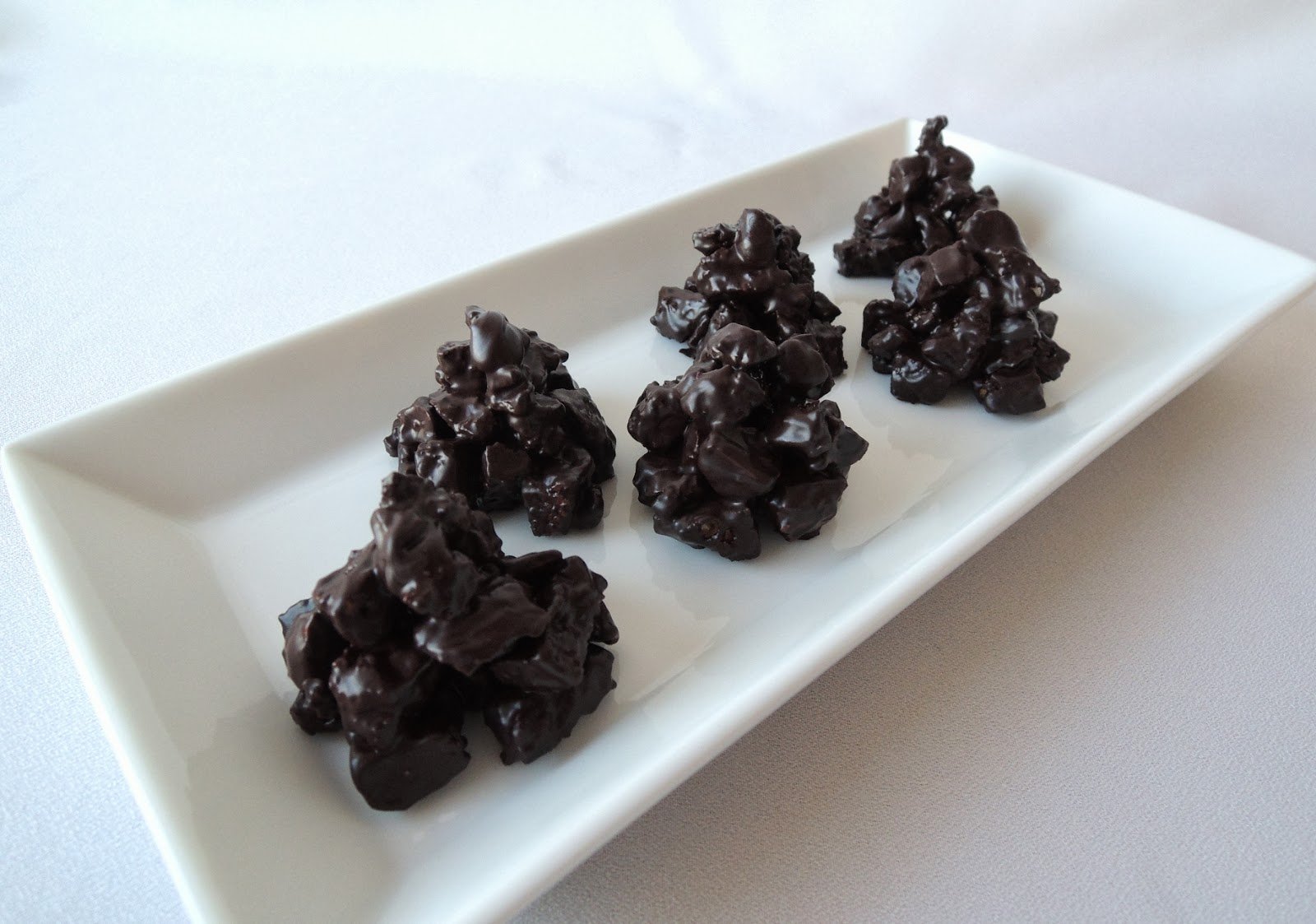 Rocas de carquinyolis y chocolate negro