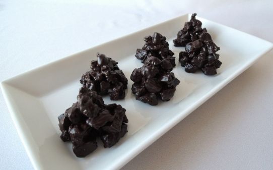 Rocas de carquinyolis y chocolate negro