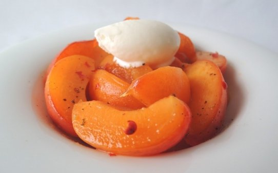 Salteado de albaricoques con pimienta y helado de yogur