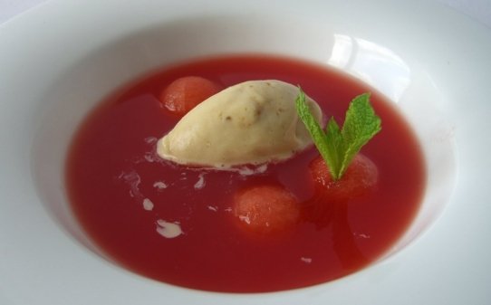 Sopa de sandía con helado de vainilla