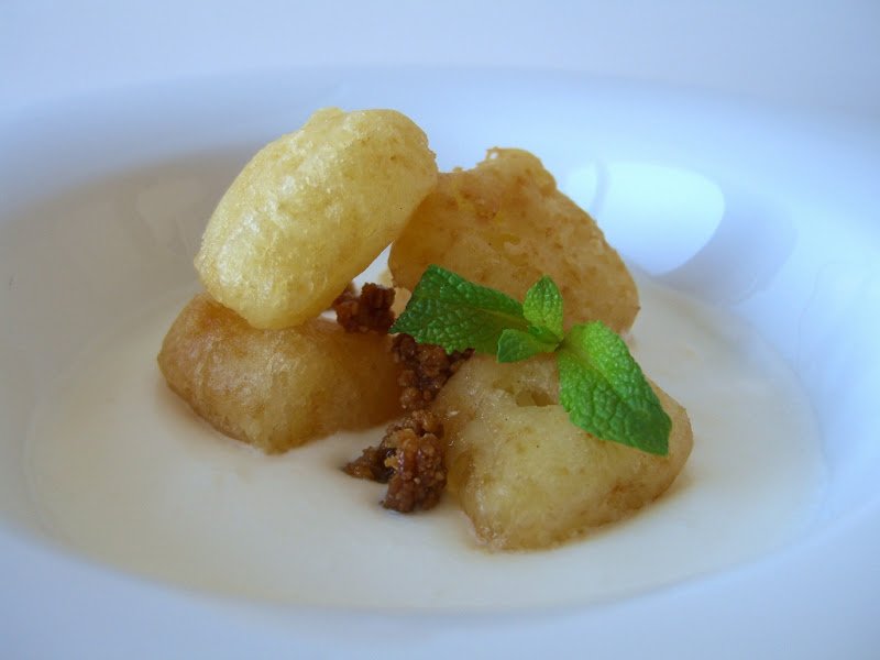 Sopa de coco con tempura de piña y crocant de pan