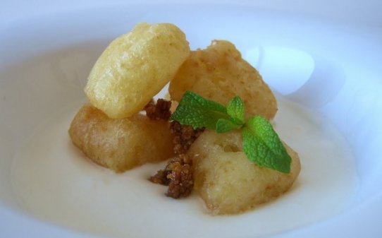 Sopa de coco amb tempura de pinya i crocant de pa
