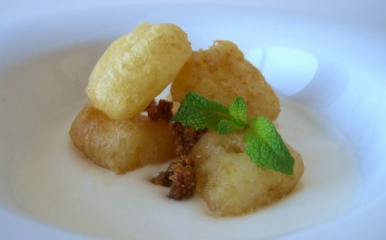 Sopa de coco con tempura de piña y crujiente de pan