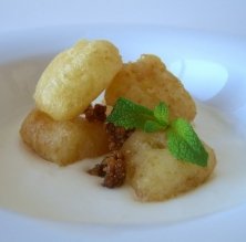 Sopa de coco con tempura de piña y crocant de pan