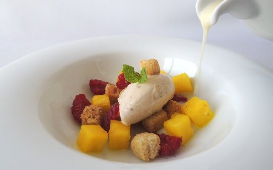 Sopa fría de chocolate blanco con crostons crujientes y helado de turrón