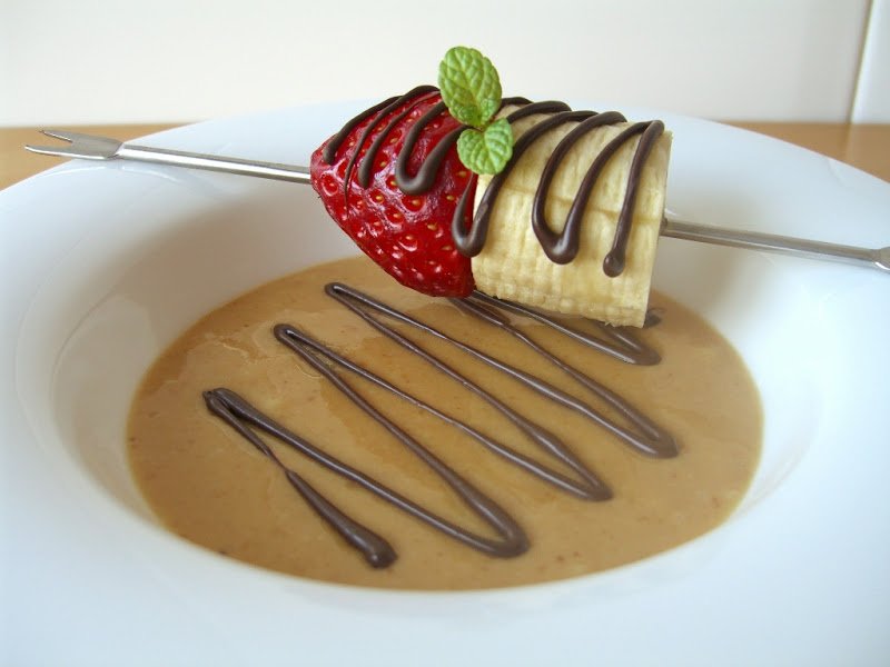 Sopa de turrón y yogur con brocheta de fruta