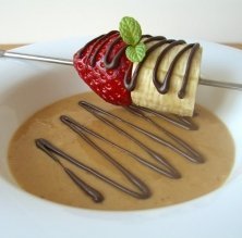 Sopa de turrón y yogur con brocheta de fruta