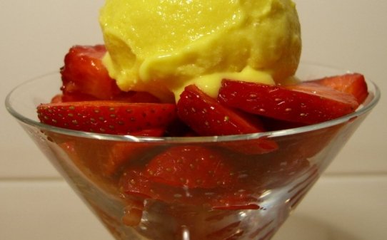 Fresas con helado de mango