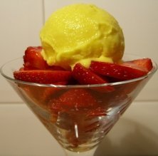 Fresas con helado de mango