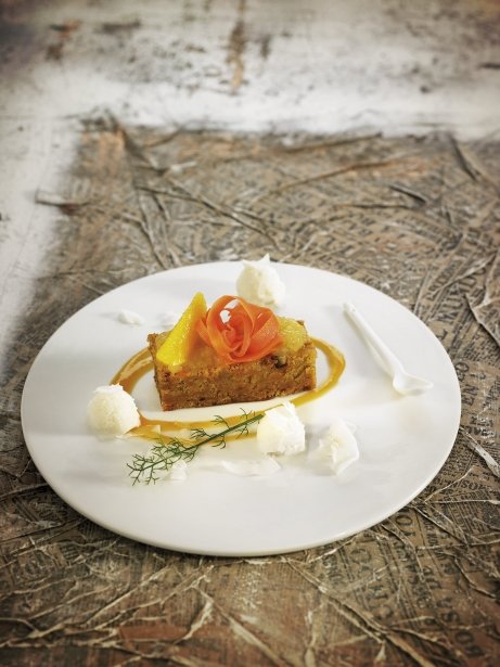 Pan de pellizco de zanahoria con crema de naranja y helado natural