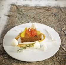 Pan de pellizco de zanahoria con crema de naranja y helado natural