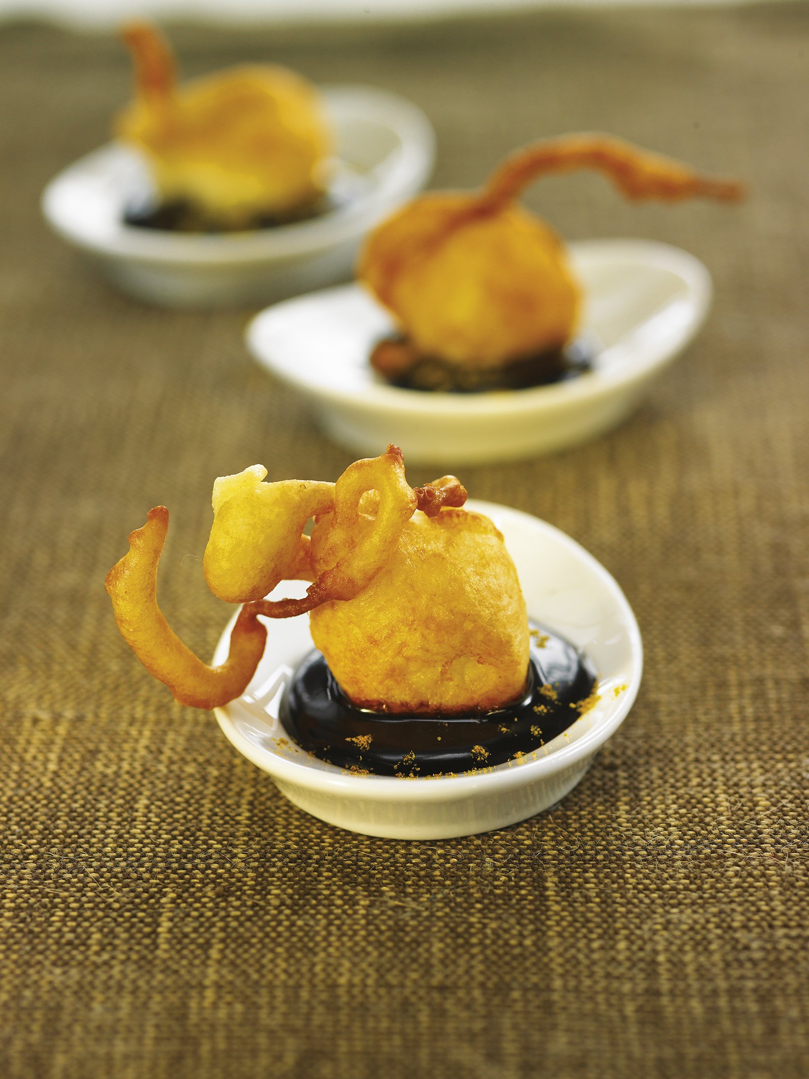 Buñuelos de manzana con 'coulis' de chocolate con curri