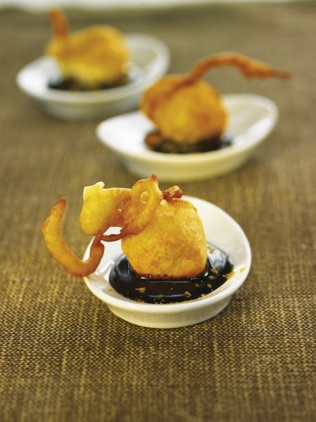 Buñuelos de manzana con 'coulis' de chocolate con curri