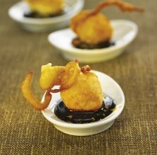 Buñuelos de manzana con 'coulis' de chocolate con curri