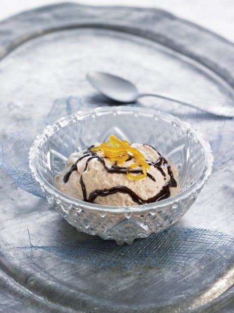 Mousse de castañas con salsa de chocolate y piel de naranja