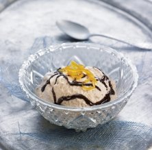 Mousse de castañas con salsa de chocolate y cáscara de naranja