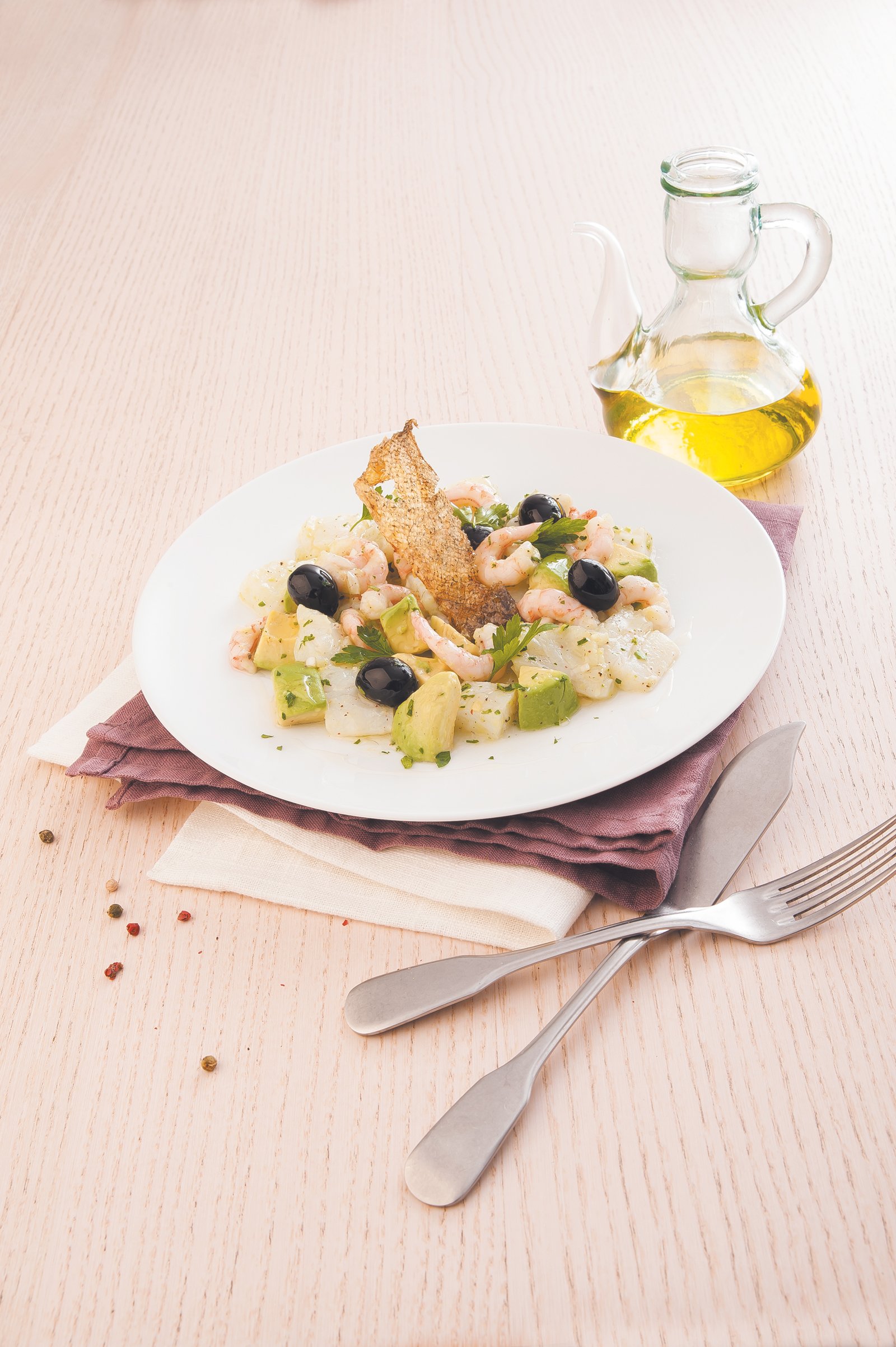 Bacallà amb vinagreta d'alvocat i gambes