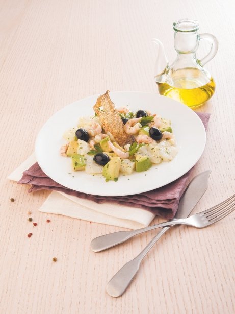 Bacalao con vinagreta de aguacate y gambas