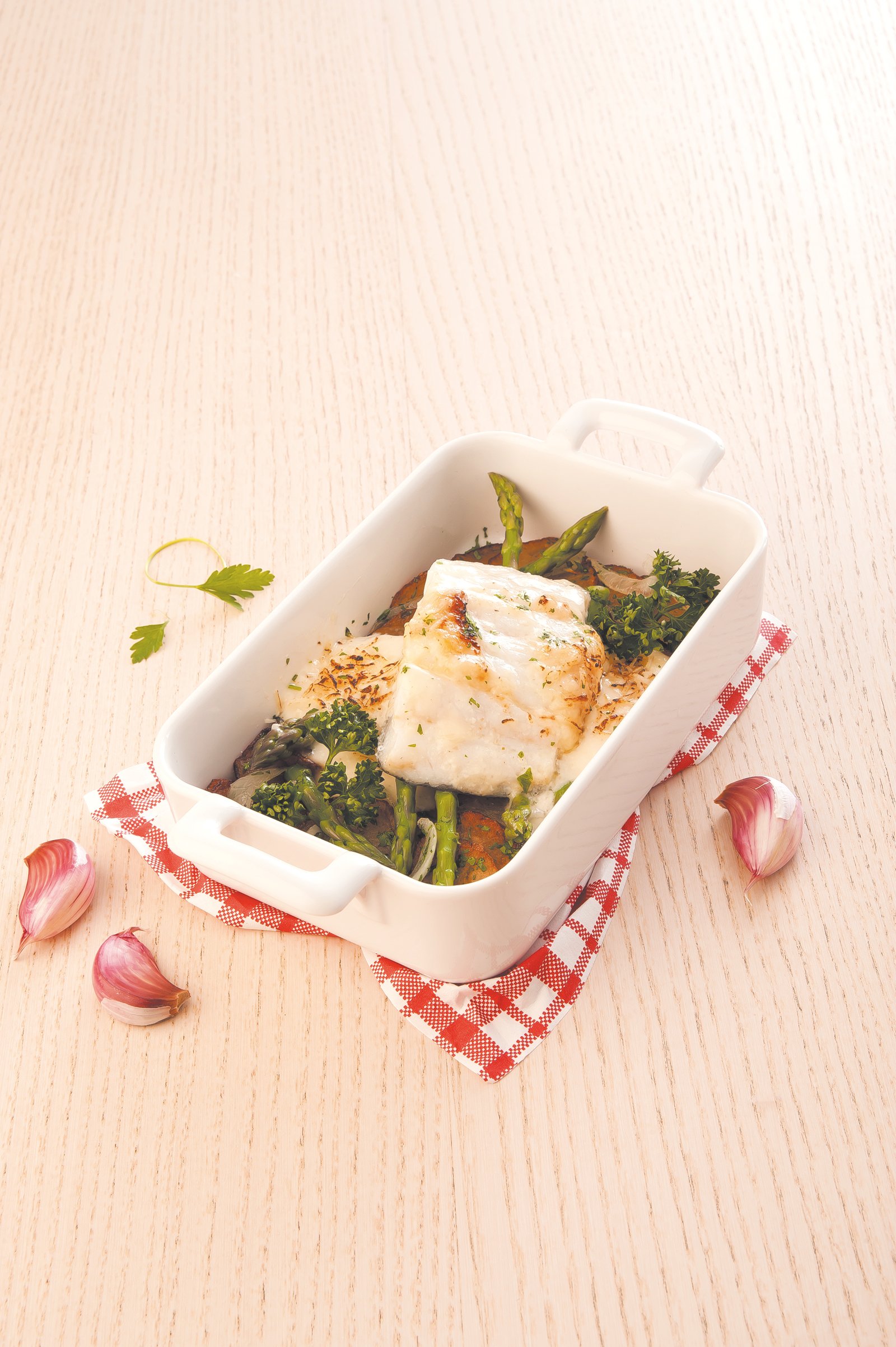 Bacallà gratinat amb patates i espàrrecs