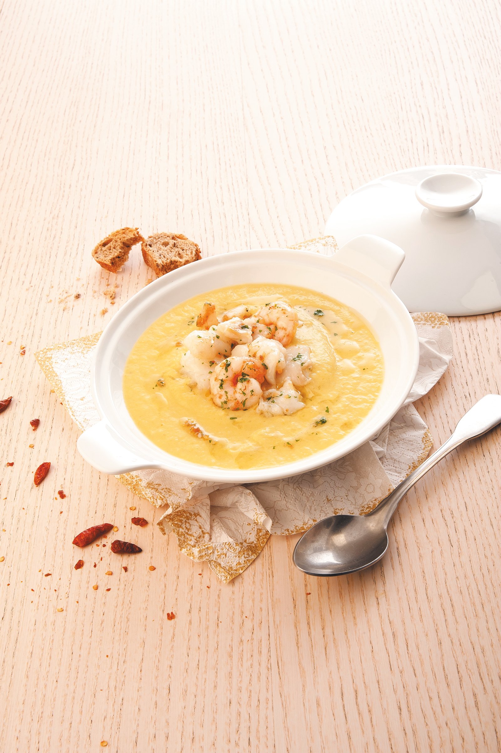 Puré de verdures amb bacallà i llagostins amb allada