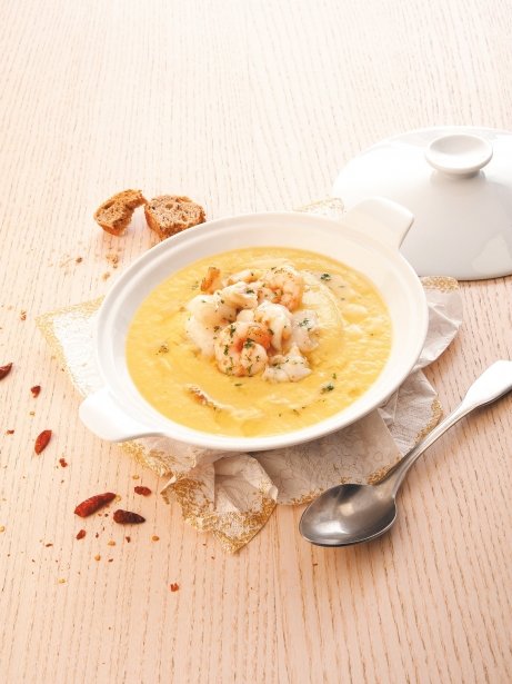 Puré de verduras con bacalao y langostinos al ajillo