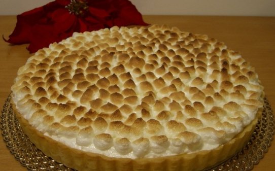 Pastel de merengue y fruta de la pasión