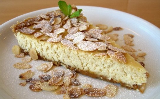 Pastel de ricotta, coco y almíbar de leche