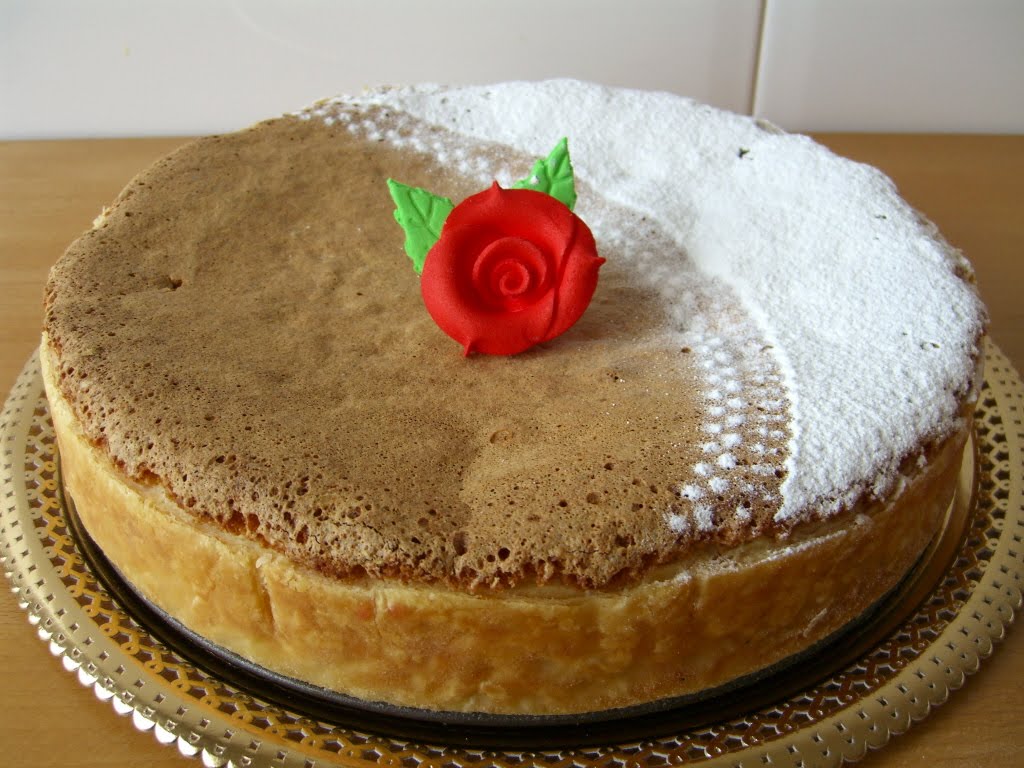 Pastel de Santiago con compota de manzana