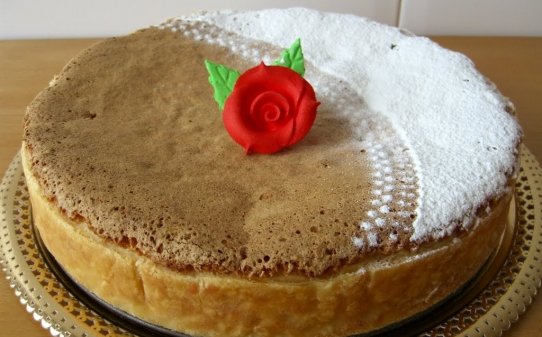 Tarta de Santiago con compota de manzana