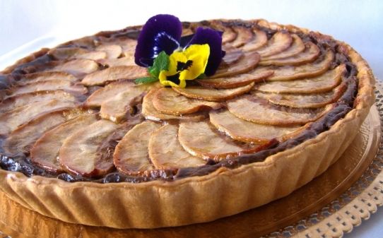 Pastel de chocolate, manzana y almíbar de leche