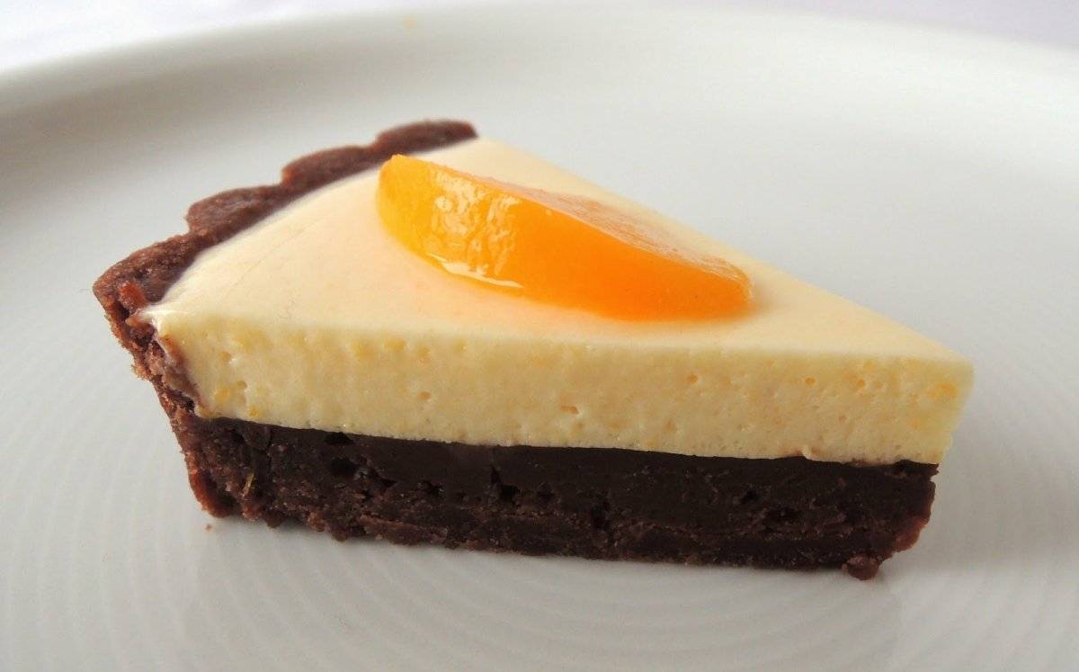 Pastel de chocolate, melocotón y limón