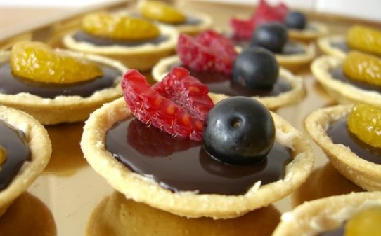 Mini tartaletas de chocolate y mermelada de naranja