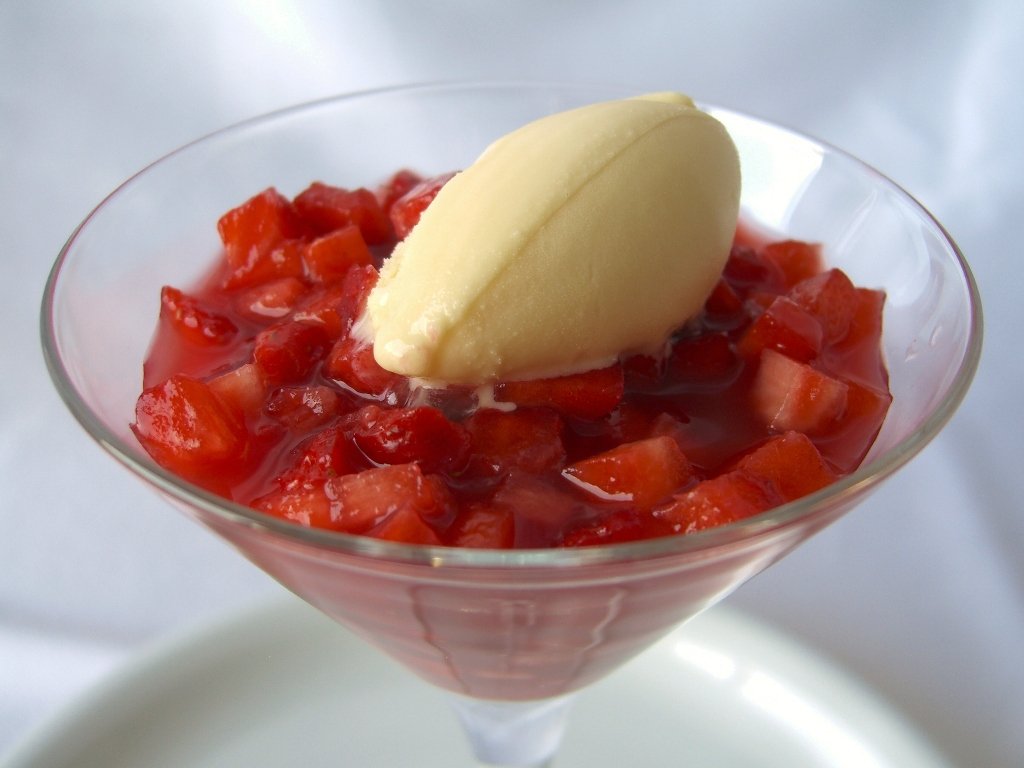 Tártaro dulce de fresas con helado de crema catalana