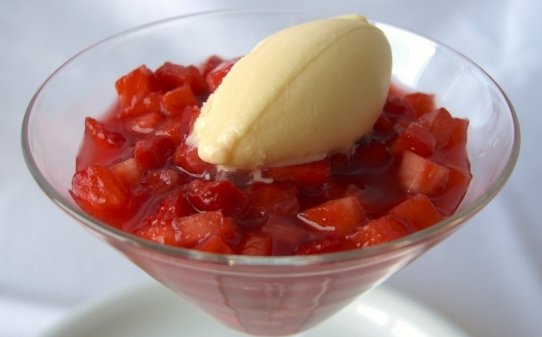 Tartar dulce de fresas con helado de crema catalana