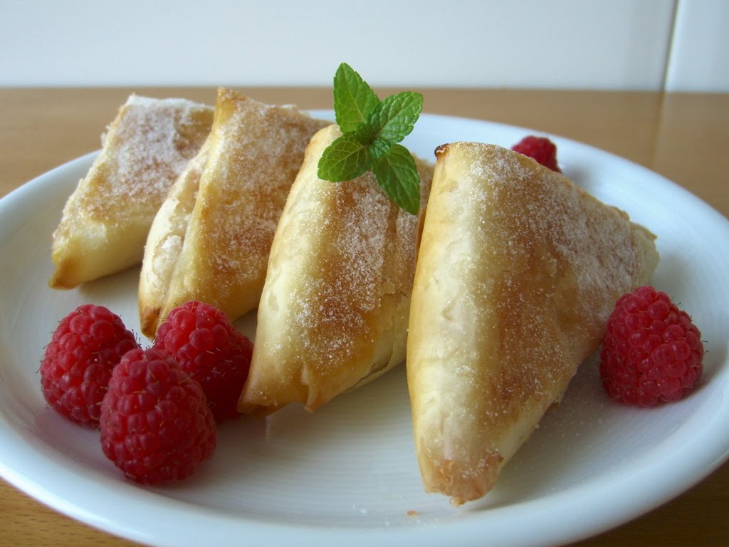 Triángulos de pasta fil·lo con requesón y membrillo