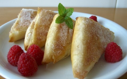 Triángulos de pasta filo con requesón y membrillo