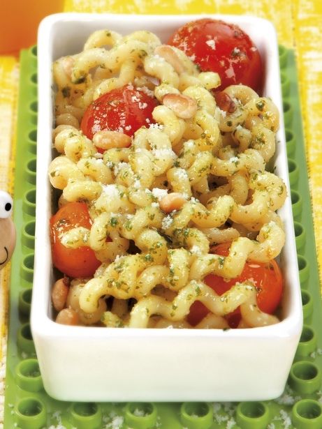 Espaguetis con pesto y tomates cherry