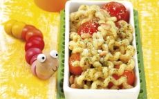 Espaguetis amb pesto i cirerols