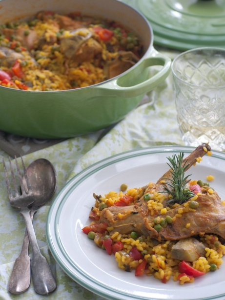 Arroz con conejo y verduras en cocotte